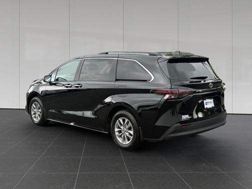 Midnight Black Metallic 2025 Toyota Sienna XLE