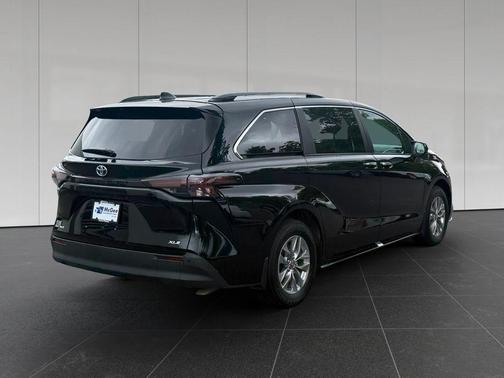 Midnight Black Metallic 2025 Toyota Sienna XLE