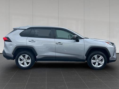 Silver Sky Metallic 2022 Toyota RAV4 LE