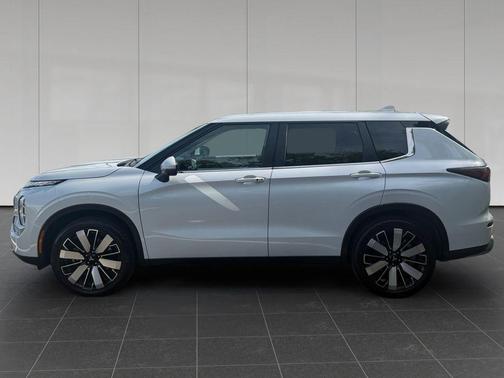 Black 2025 Mitsubishi Outlander SE S-AWC