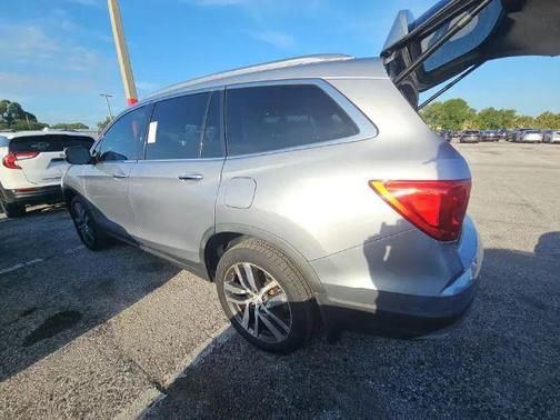 Lunar Silver Metallic 2017 Honda Pilot Elite