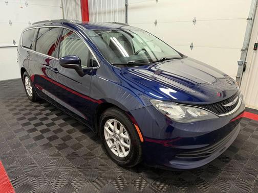 Jazz Blue Pearlcoat 2020 Chrysler Voyager LXI