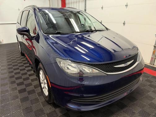 Jazz Blue Pearlcoat 2020 Chrysler Voyager LXI