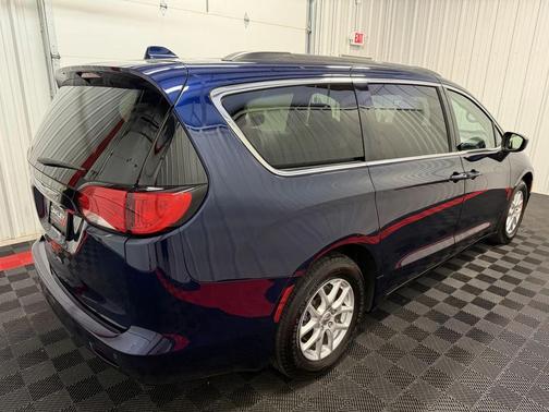 Jazz Blue Pearlcoat 2020 Chrysler Voyager LXI