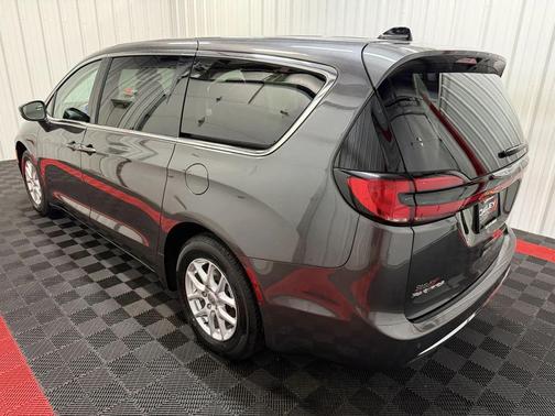 Granite Crystal Metallic Clearcoat 2023 Chrysler Pacifica Touring L