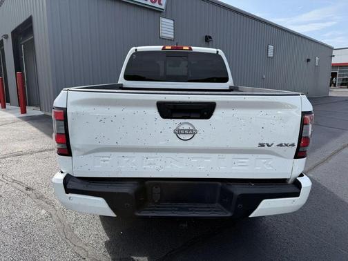 Glacier White 2024 Nissan Frontier SV