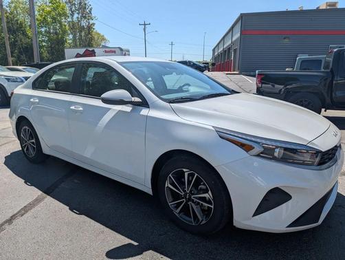 Snow White Pearl 2023 Kia Forte LXS