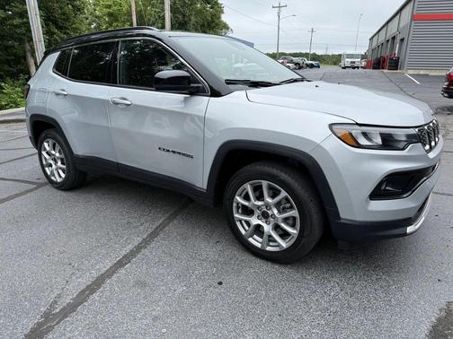 Silver Zynith Metallic Clearcoat 2025 Jeep Compass Limited