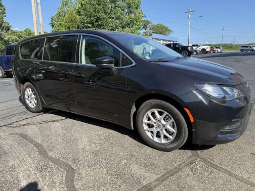 Brilliant Black Crystal Pearlcoat 2024 Chrysler Voyager LX