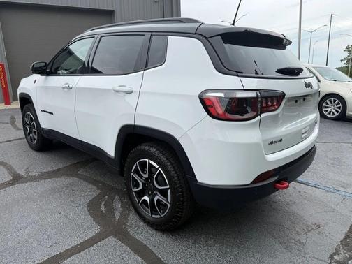 Bright White Clearcoat 2025 Jeep Compass Trailhawk