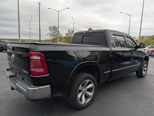 Diamond Black Crystal Pearlcoat 2019 RAM 1500 Limited