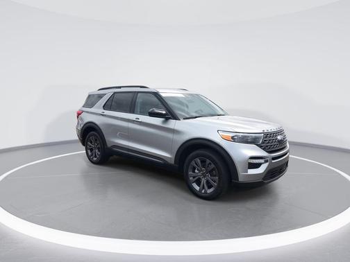 ICONIC SILVER METALLIC 2023 Ford Explorer XLT