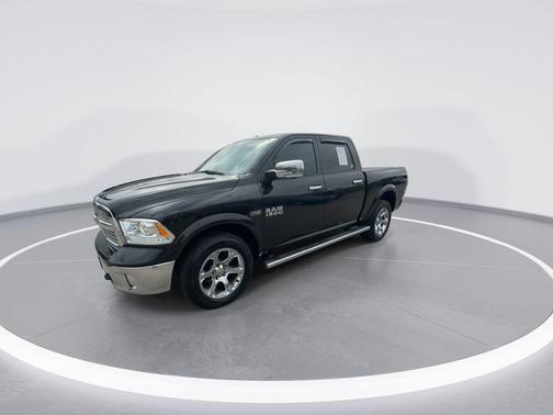 Brilliant Black Crystal Pearlcoat 2017 RAM 1500 Laramie