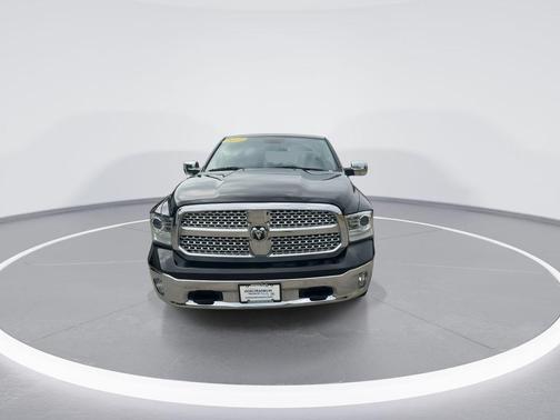 Brilliant Black Crystal Pearlcoat 2017 RAM 1500 Laramie