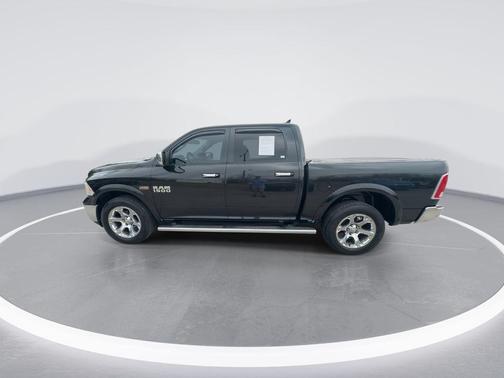 Brilliant Black Crystal Pearlcoat 2017 RAM 1500 Laramie