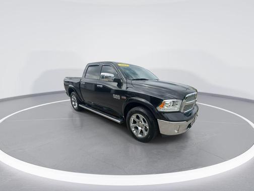 Brilliant Black Crystal Pearlcoat 2017 RAM 1500 Laramie