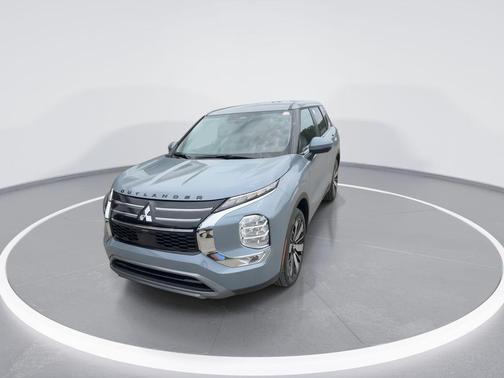 Moonstone Gray Metallic 2026 Mitsubishi Outlander SE