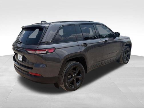 Baltic Gray Metallic Clearcoat 2023 Jeep Grand Cherokee Altitude