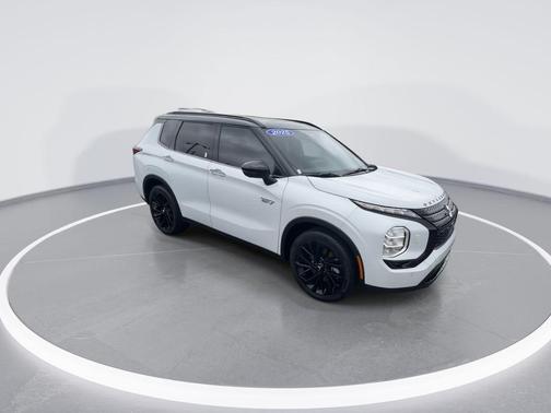 White Diamond/Black Roof 2025 Mitsubishi Outlander PHEV SEL
