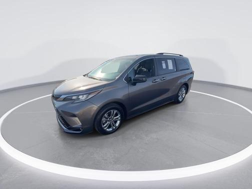 2022 Toyota Sienna XSE 7 Passenger