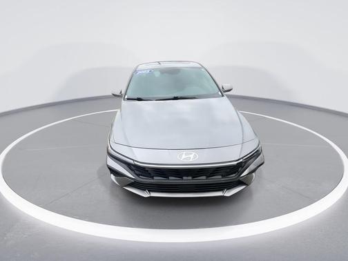 Fluid Metal 2025 Hyundai ELANTRA SEL
