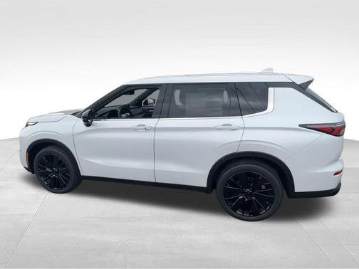 White Diamond 2026 Mitsubishi Outlander LE