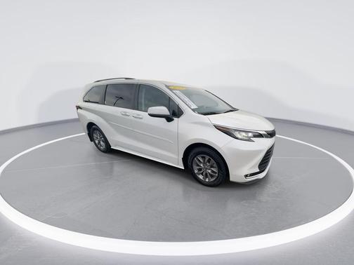 2023 Toyota Sienna XLE