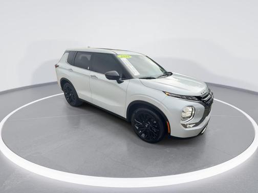 White Diamond 2024 Mitsubishi Outlander SE S-AWC
