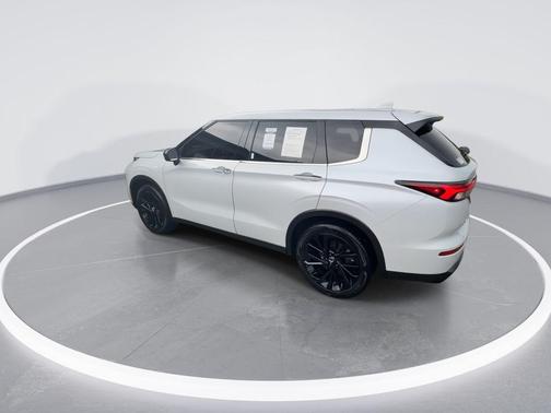 White Diamond 2024 Mitsubishi Outlander SE S-AWC