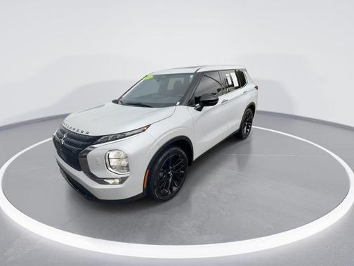 White Diamond 2024 Mitsubishi Outlander SE S-AWC