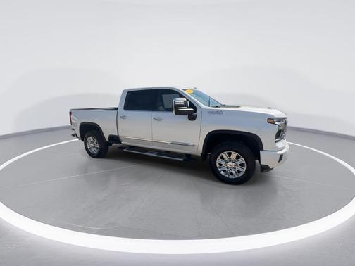Iridescent Pearl Tricoat 2024 Chevrolet Silverado 2500 High Country