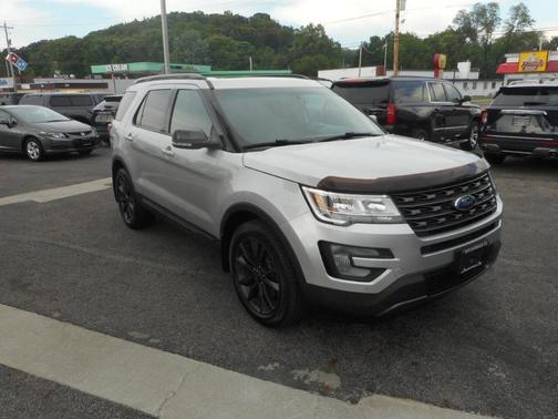 Silver 2017 Ford Explorer XLT