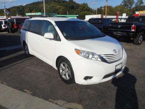2016 Toyota Sienna LE