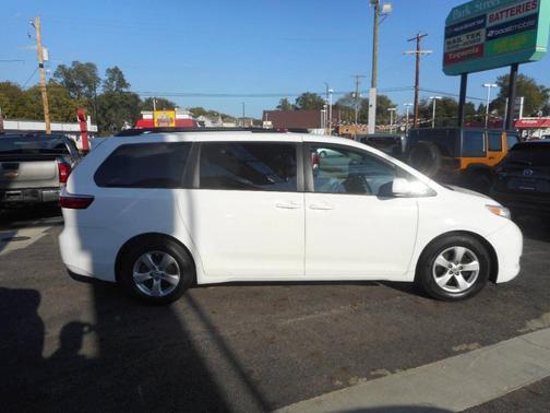 2016 Toyota Sienna LE