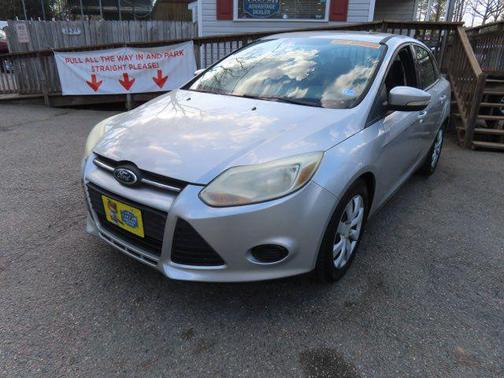Ingot Silver Metallic 2013 Ford Focus SE