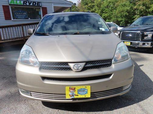 Gold 2005 Toyota Sienna XLE