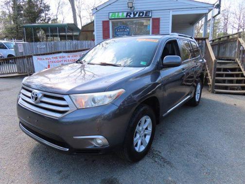 Magnetic Gray Metallic 2013 Toyota Highlander SE