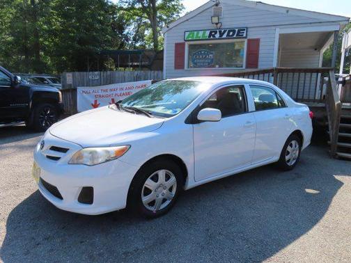 Super White 2013 Toyota Corolla L