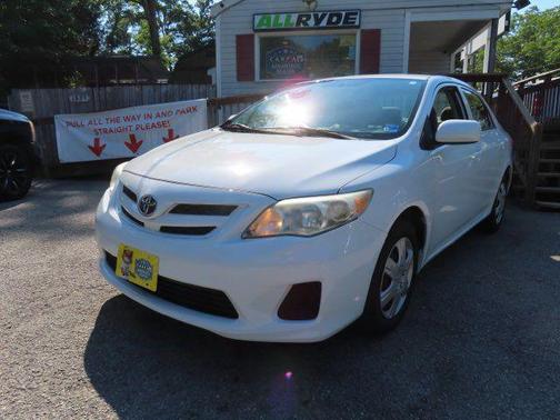 Super White 2013 Toyota Corolla L