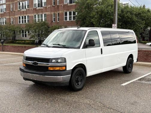 Summit White 2019 Chevrolet Express 3500 LT