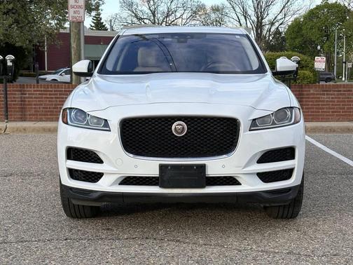 Fuji White 2019 Jaguar F-PACE 25t
