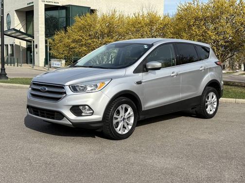 Ingot Silver Metallic 2017 Ford Escape SE