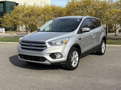 Ingot Silver Metallic 2017 Ford Escape SE