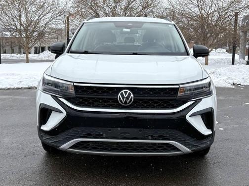 Pure White 2022 Volkswagen Taos 1.5T S