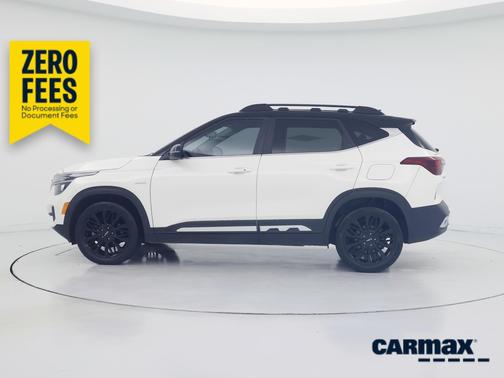 White 2022 Kia Seltos Nightfall