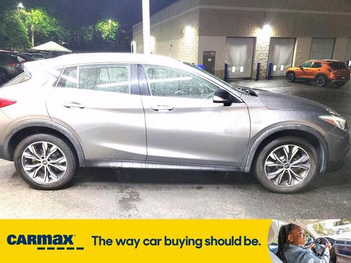 2017 INFINITI QX30 Premium