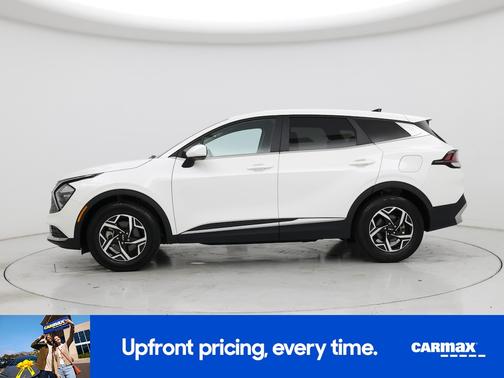 White 2023 Kia Sportage LX