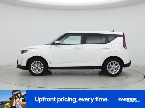 White 2025 Kia Soul LX