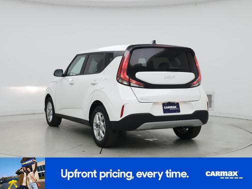 White 2025 Kia Soul LX