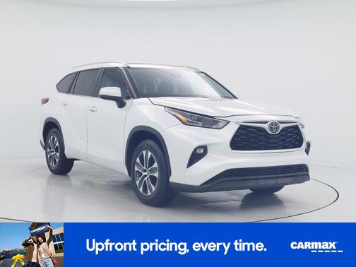 White 2023 Toyota Highlander XLE